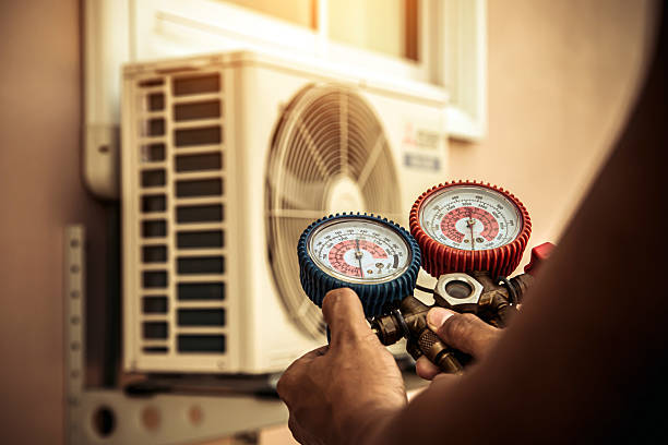 Professional Hvac technician working in Elyria, OH